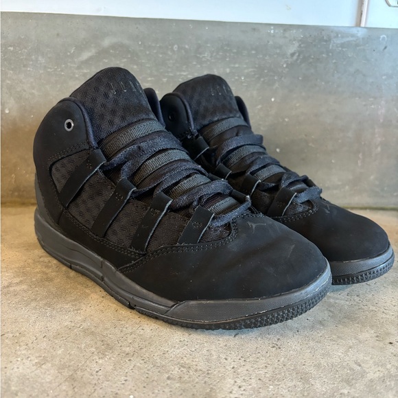 Nike Air Jordan Max Aura Triple Black Mid Size Youth 3 Black On Black Jordans - Picture 2 of 12